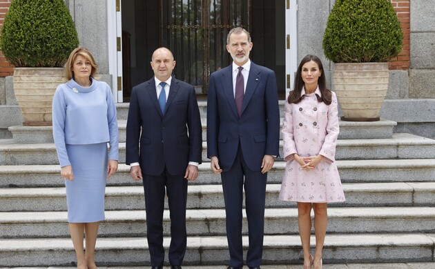 Sus Majestades los Reyes junto al al presidente de la República de Bulgaria, Rumen Radev, y la primera dama, Desislava Radeva